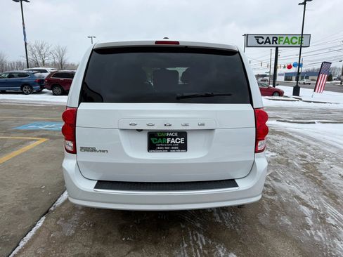 Used 2019 Dodge Grand Caravan SE w/ UConnect Hands-Free Group image 11