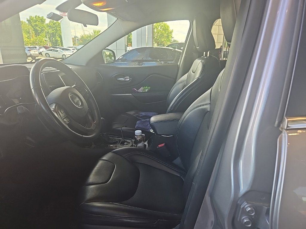 Used 2019 Jeep Cherokee Latitude Plus w/ Cold Weather Group AWD/4WD image 3
