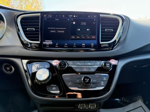 Used 2025 Chrysler Pacifica Select image 17
