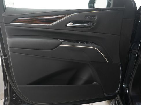 Used 2024 Cadillac Escalade ESV Premium Luxury image 25