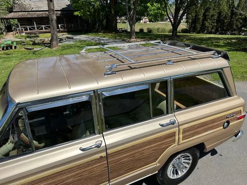 Used 1989 Jeep Grand Wagoneer image 16