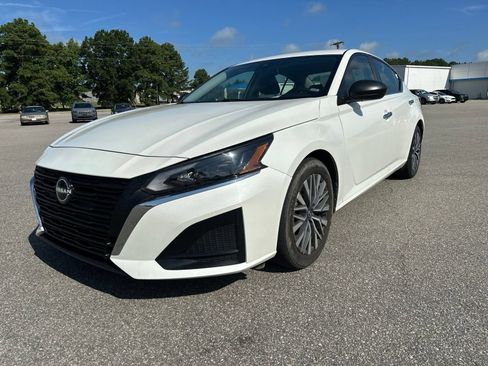 Used 2024 Nissan Altima 2.5 SV FWD image 2