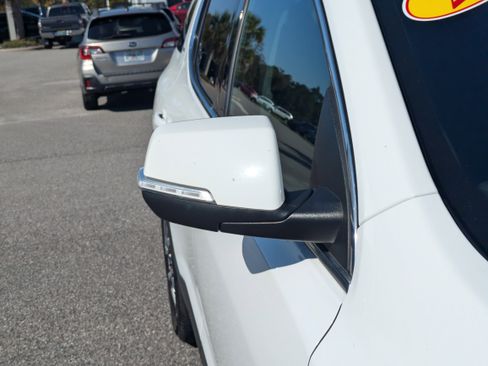 Used 2023 GMC Acadia SLT image 12