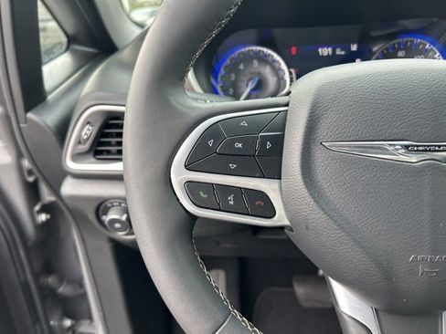 Used 2025 Chrysler Pacifica Select image 21