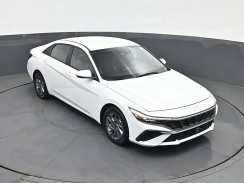 Certified 2024 Hyundai Elantra SEL FWD image 16