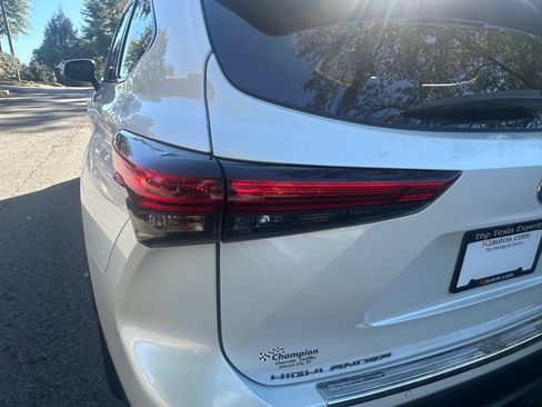 Used 2022 Toyota Highlander Platinum image 18