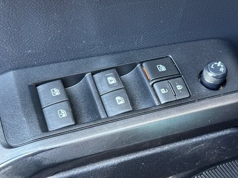 Used 2019 Toyota Tacoma TRD Off-Road AWD/4WD image 11