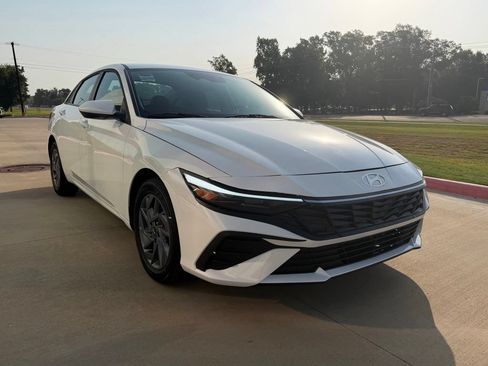 Used 2026 Hyundai Elantra Hybrid FWD image 10
