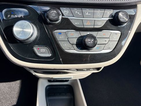 Used 2018 Chrysler Pacifica Limited w/ Tire & Wheel Group image 16