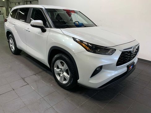 Used 2024 Toyota Highlander LE image 2