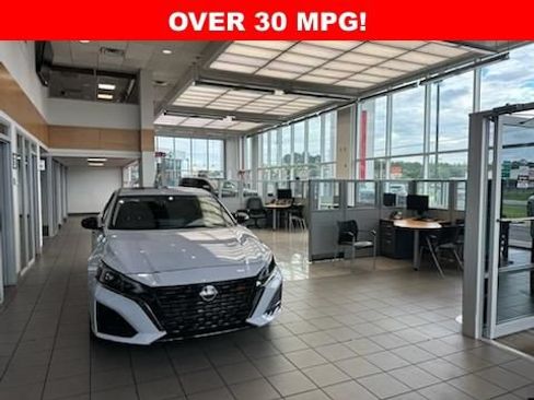 New 2025 Nissan Versa SR w/ Trunk Package FWD image 32