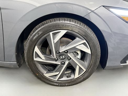 Used 2025 Hyundai Elantra Limited image 32