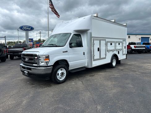 New 2027 Ford E-350 and Econoline 350 Super Duty w/ Interior Upgrade Package RWD image 2