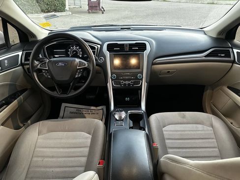 Used 2020 Ford Fusion SE image 25