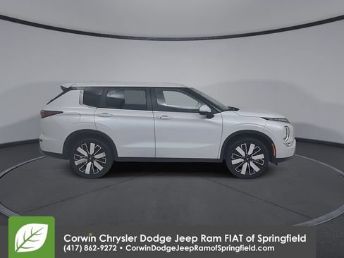 Used 2025 Mitsubishi Outlander SE FWD image 17