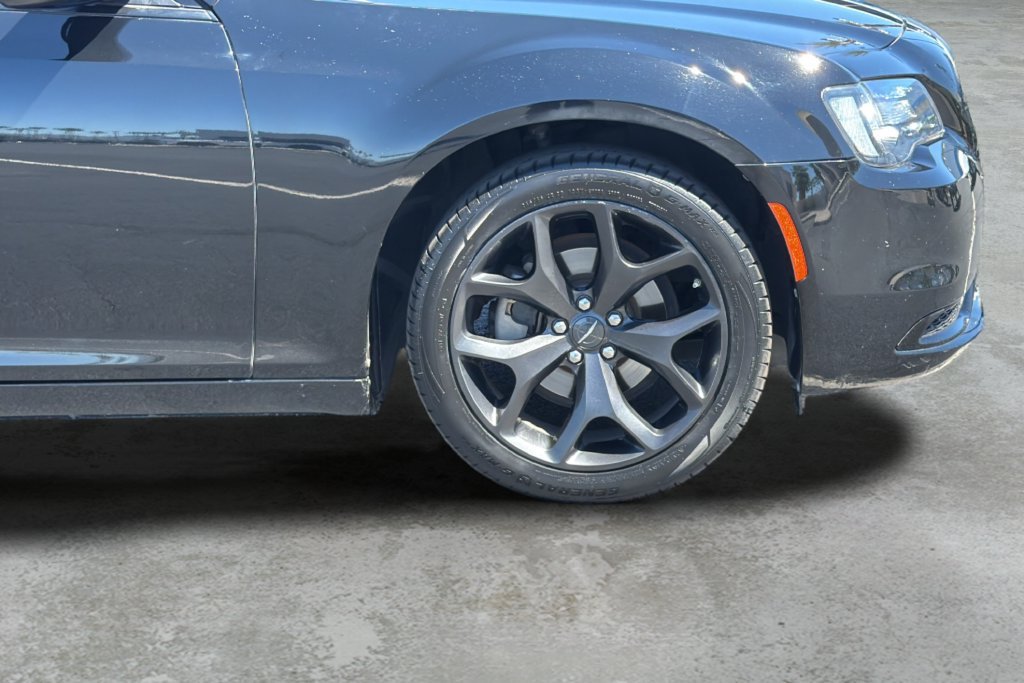 Used 2022 Chrysler 300 Touring w/ Sport Appearance Package RWD image 33