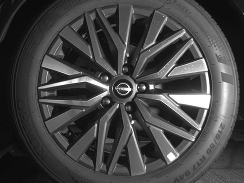 Used 2025 Nissan Altima 2.5 SV FWD image 14