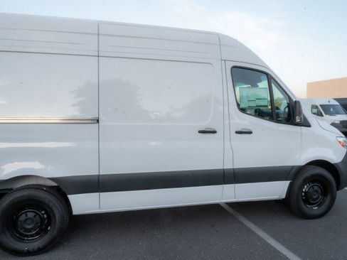 Used 2025 Mercedes-Benz Sprinter 2500 image 4