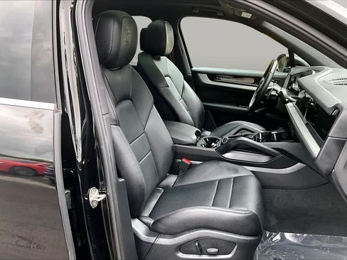 Used 2024 Porsche Cayenne AWD/4WD image 9
