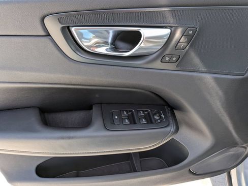 Used 2024 Volvo XC60 B5 Core AWD/4WD image 11