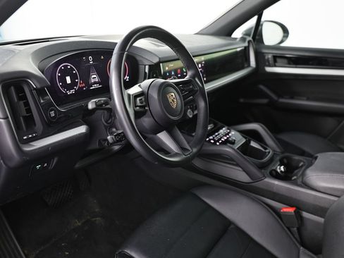 Used 2024 Porsche Cayenne AWD/4WD image 4