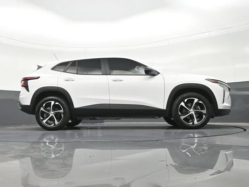 Used 2026 Chevrolet Trax RS FWD image 28
