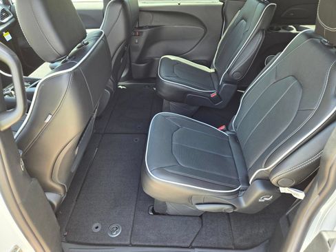 New 2027 Chrysler Pacifica Limited w/ Family Tech Group AWD/4WD image 8