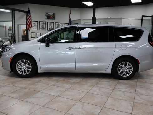 Used 2024 Chrysler Pacifica Touring-L FWD image 2