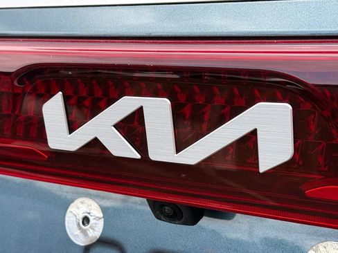 Used 2023 Kia Carnival EX FWD image 27