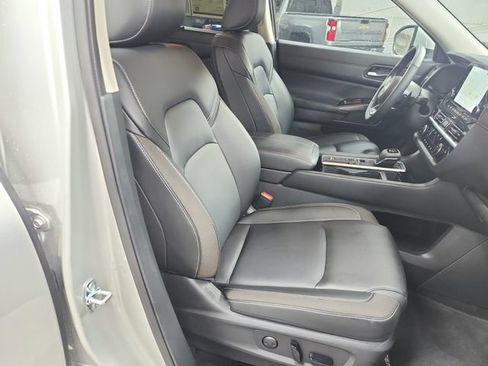 Used 2025 Nissan Pathfinder SL FWD image 37
