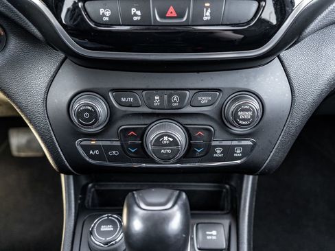 Used 2021 Jeep Cherokee Limited image 30