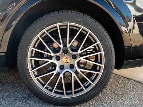 Certified 2023 Porsche Cayenne Platinum Edition image 16