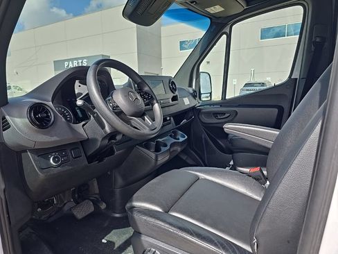 Used 2024 Mercedes-Benz Sprinter 2500 image 4