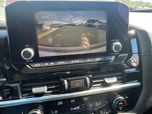 Used 2025 Nissan Pathfinder SV image 14