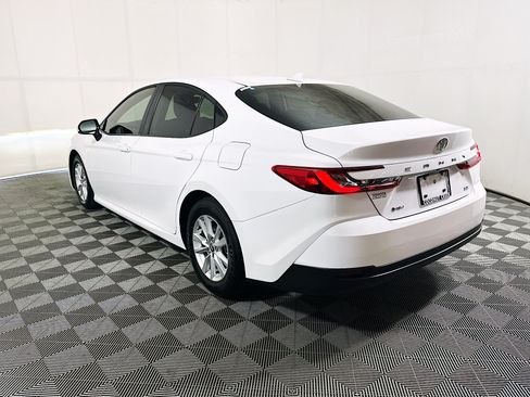 Used 2025 Toyota Camry LE FWD image 5