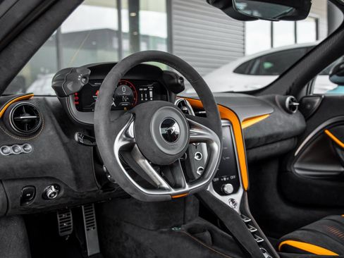 Used 2024 McLaren 750S Spider image 28