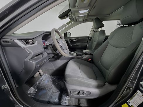 Used 2021 Toyota RAV4 XLE image 15
