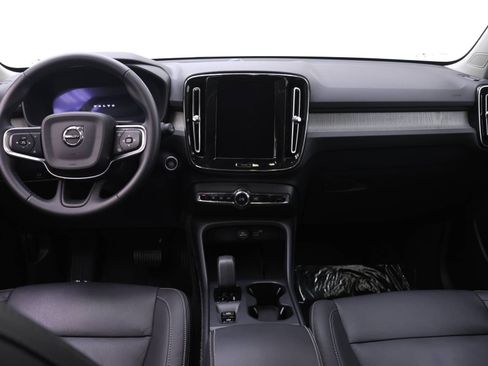 Used 2025 Volvo XC40 B5 Core image 8