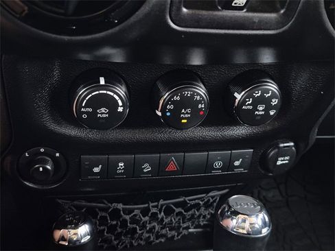 Used 2016 Jeep Wrangler Unlimited Sahara image 33