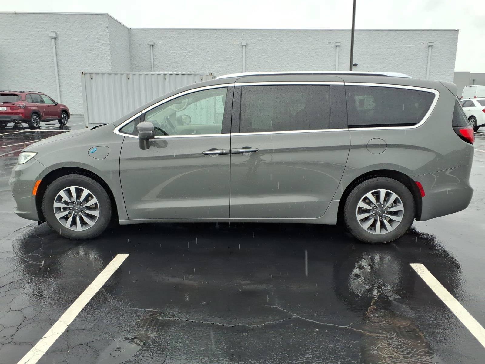 Used 2021 Chrysler Pacifica Touring-L FWD image 4
