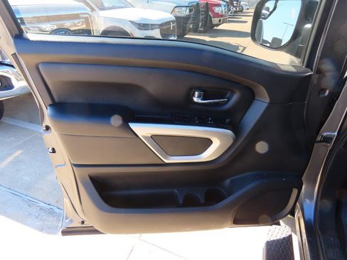Used 2017 Nissan Titan SV image 24