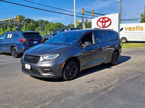Used 2022 Chrysler Pacifica Limited w/ S Appearance Package FWD image 2