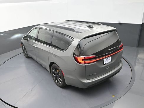 Used 2023 Chrysler Pacifica Touring-L w/ S Appearance Package FWD image 19