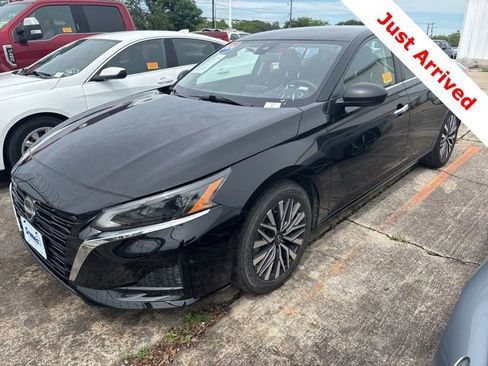 Used 2024 Nissan Altima 2.5 SV FWD image 3
