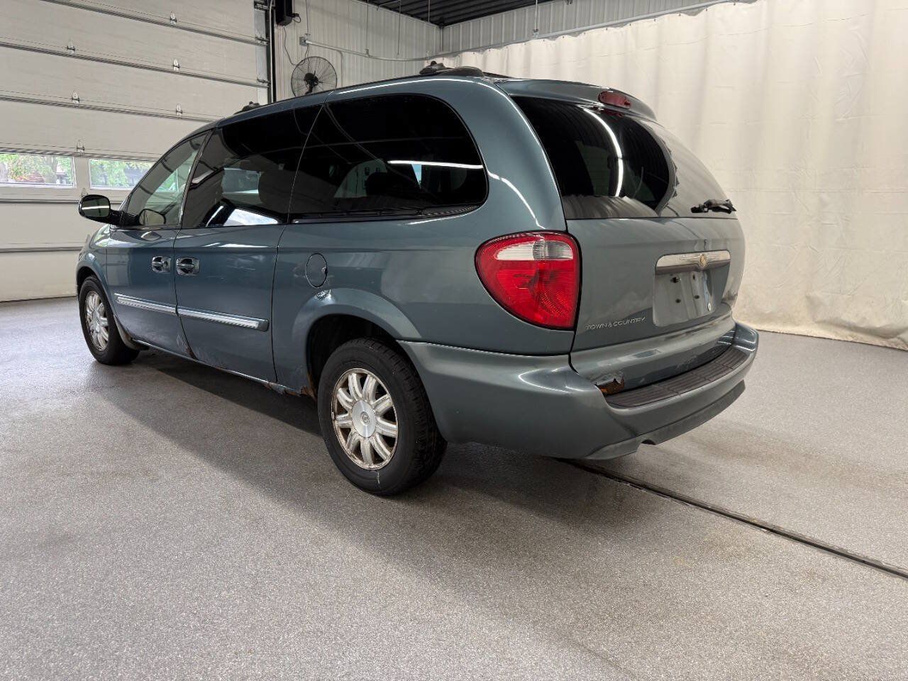 Used 2006 Chrysler Town & Country Touring FWD image 2