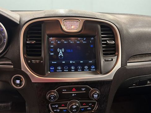 Used 2019 Chrysler 300 Limited AWD/4WD image 11