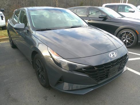 Used 2023 Hyundai Elantra Blue image 2
