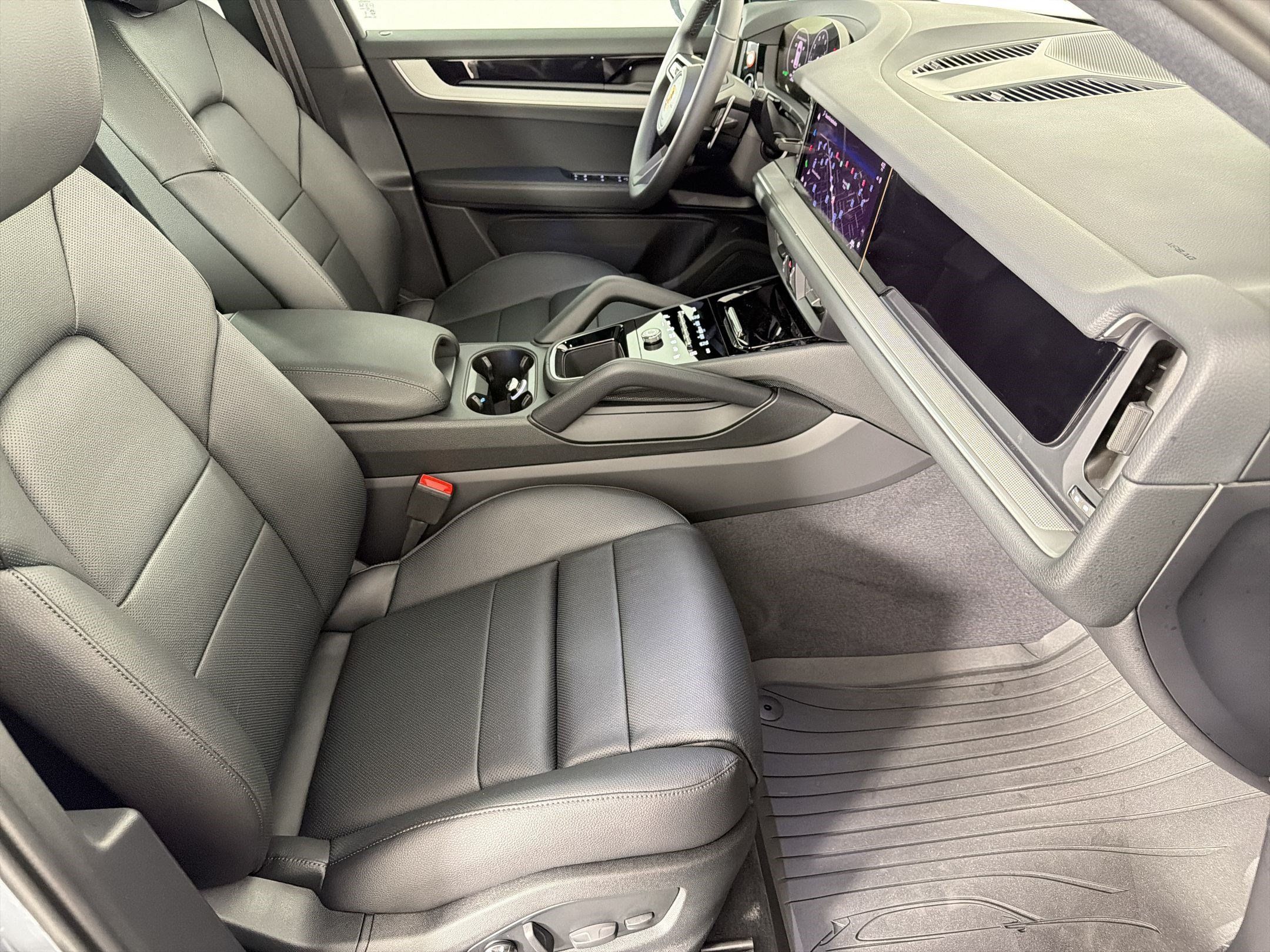 Certified 2026 Porsche Cayenne AWD/4WD image 30