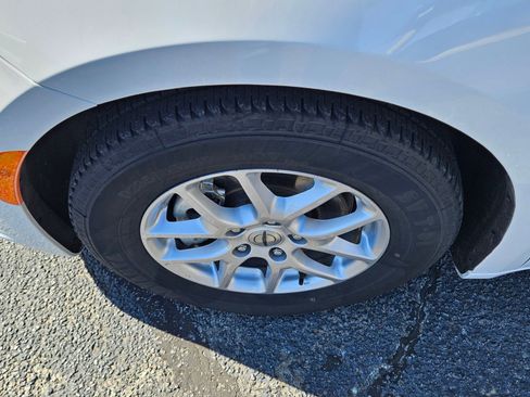 Used 2023 Chrysler Pacifica Touring-L FWD image 19