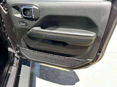 Used 2025 Jeep Wrangler Unlimited Sahara AWD/4WD image 15
